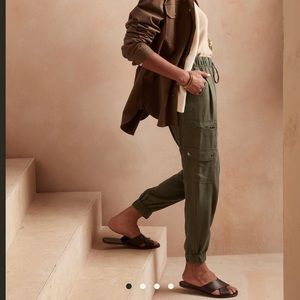 Tencel Cargo Jogger worn once. Perfect condition. Very comfy. Army green.